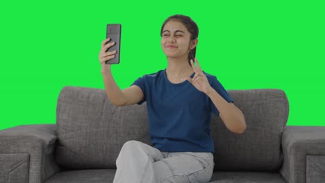 Feliz-Adolescente-India-Haciendo-Clic-En-Selfies-Pantalla-Verde