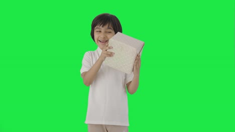 Niño-Indio-Feliz-Recibiendo-Una-Pantalla-Verde-De-Regalo