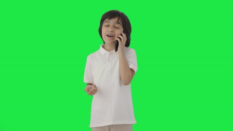 Feliz-Niño-Indio-Hablando-Por-Teléfono-En-Pantalla-Verde