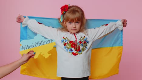 Verärgertes-Ukrainisches-Kleinkind-Im-Bestickten-Kleid-Protestiert-Gegen-Den-Kriegskonflikt-Und-Hisst-Die-Nationalflagge