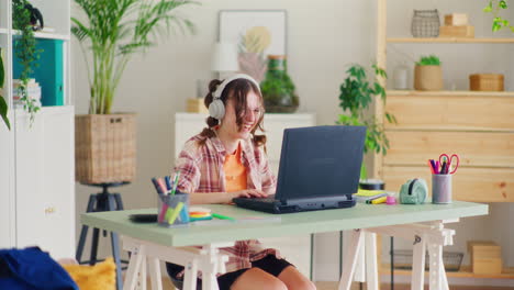 Teenager-Mädchen-Gewinnt-Ein-Computerspiel-Freut-Sich