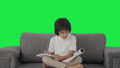 Niño-Indio-Serio-Leyendo-Y-Estudiando-Pantalla-Verde