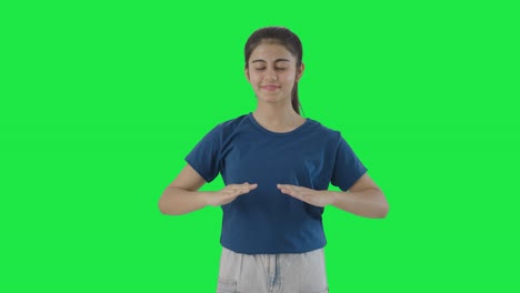 Glückliches-Indisches-Teenager-Mädchen-Macht-Ein--Und-Ausatmen-Übungen-Auf-Grünem-Bildschirm