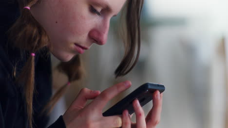 Plakat-Eines-Traurigen-Teenagers,-Der-Ein-Smartphone-Hält-Und-Opfer-Von-Hass-Ist