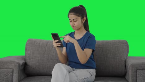 Indisches-Teenager-Mädchen-Scrollt-Telefon-Greenscreen