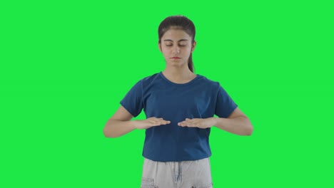 Indisches-Teenager-Mädchen-Macht-Ein--Und-Ausatmen-Übung-Auf-Grünem-Bildschirm