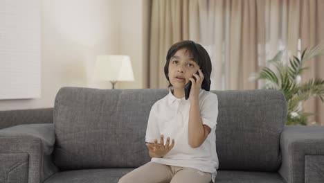 Niño-Indio-Serio-Hablando-Por-Teléfono