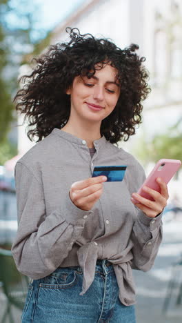 Mujer-Caucásica-Usando-Un-Teléfono-Inteligente-Con-Tarjeta-Bancaria-De-Crédito-Mientras-Transfiere-Dinero-Para-Compras-En-Línea