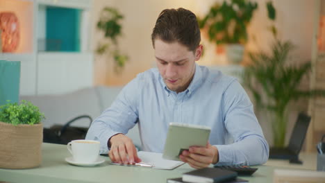 Entrepreneur-Uses-Tablet-for-Bills