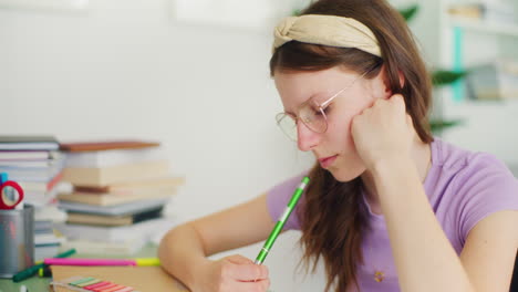 Joven-Estudiante-Concentrado-Estudiando-Para-Un-Examen-En-La-Escuela