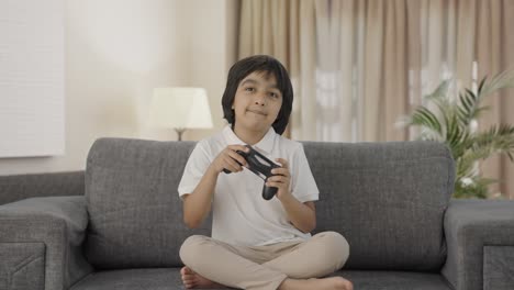 Niño-Indio-Feliz-Jugando-Videojuegos