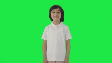 Feliz-Niño-Indio-Sonriendo-A-La-Cámara-Pantalla-Verde