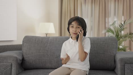 Niño-Indio-Hablando-Por-Teléfono