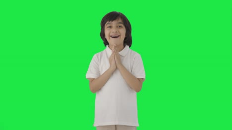 Niño-Indio-Feliz-Recibiendo-Una-Pantalla-Verde-Sorpresa