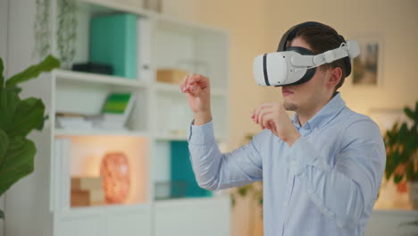 Man-Experiences-Work-in-VR