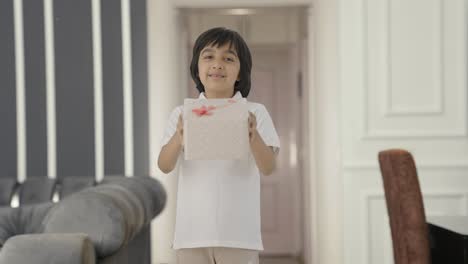 Niño-Indio-Feliz-Dando-Un-Regalo