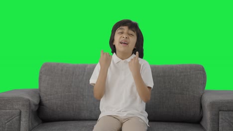 Niño-Indio-Enojado-Gritando-En-La-Pantalla-Verde-De-Alguien