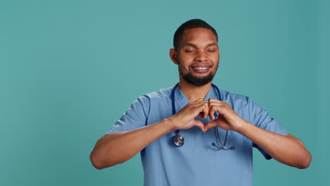 Retrato-De-Un-Alegre-Profesional-De-La-Salud-Haciendo-Forma-De-Símbolo-De-Corazón