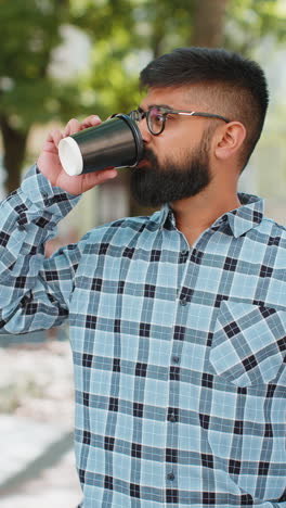 Glücklicher-Indischer-Mann-Genießt-Es,-Morgens-Kaffee-Mit-Heißem-Getränk-Zu-Trinken,-Sich-Zu-Entspannen-Und-Eine-Pause-Auf-Der-Stadtstraße-Zu-Machen