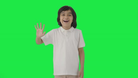 Feliz-Niño-Indio-Saludando-A-La-Cámara-Con-Pantalla-Verde.