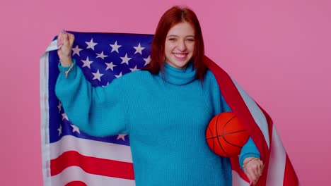 Una-Joven-Pelirroja-Fanática-Del-Baloncesto-Sosteniendo-La-Bandera-Estadounidense-Haciendo-Gesto-Ganador,-Bailando-Sola