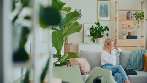 Geschäftsfrau-Sucht-Inspiration-Auf-Laptop