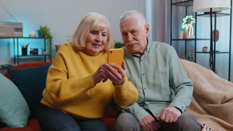 Amazed-senior-grandparents-use-mobile-smartphone-receive-good-news-message-shocked-by-sudden-victory