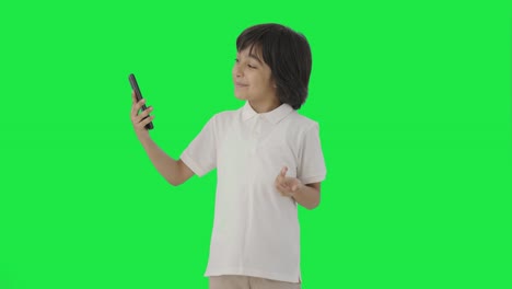 Feliz-Niño-Indio-Hablando-En-Videollamada-Pantalla-Verde