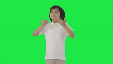 Niño-Indio-Feliz-Haciendo-Ejercicio-De-Inhalar-Y-Exhalar-Pantalla-Verde