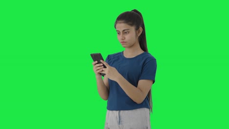 Ernsthafte-Indische-Teenager-Mädchen-SMS-An-Jemanden-Greenscreen