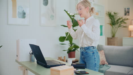 Lächelnde-Geschäftsfrau-Führt-Online-Schulungen-Durch