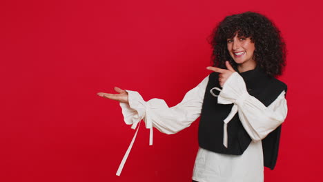 Mujer-Joven-Mostrando-El-Pulgar-Hacia-Arriba-Y-Apuntando-A-La-Izquierda-En-El-Espacio-En-Blanco-Para-Su-Logotipo-Publicitario