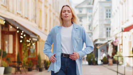 Mujer-Turista-Sensación-Repentina-Fuerte-Dolor-De-Estómago-Abdominal-Diarrea-Problema-De-Gastritis-En-Las-Calles-De-La-Ciudad