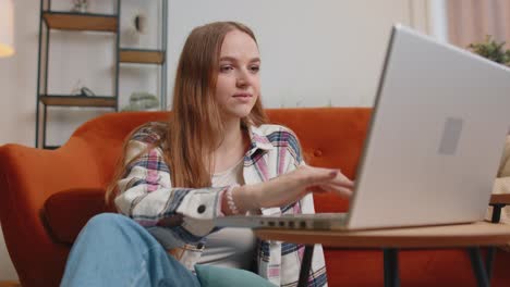 Mujer-Joven-Usando-Una-Computadora-Portátil-Sentada-En-El-Piso-Trabajando,-Comprando-En-Línea-Desde-La-Oficina-En-Casa