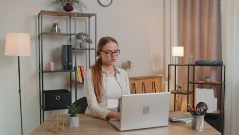 Müde-Freiberufliche-Frau,-Die-Einen-Laptop-Benutzt-Und-Im-Home-Office-Unter-Verspannungen-Und-Migränekopfschmerzen-Leidet