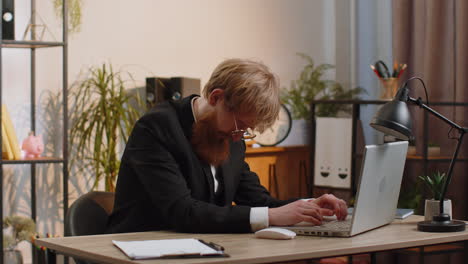 Aburrido-Y-Somnoliento-Trabajador-De-Negocios-Trabajando-En-Una-Computadora-Portátil,-Bostezando,-Quedándose-Dormido-En-La-Oficina-De-Casa