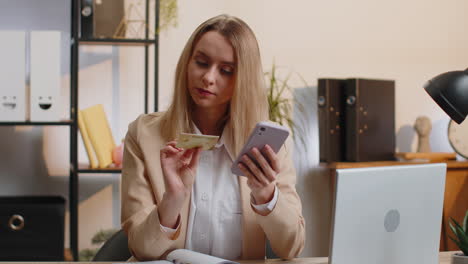 Mujer-De-Negocios-Haciendo-Compras-En-Línea-Pago-Comprando-Con-Tarjeta-De-Crédito-Y-Teléfono-Inteligente-En-La-Oficina