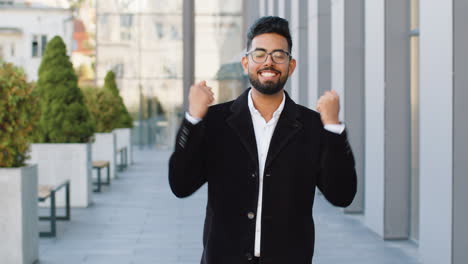 Feliz-Hombre-De-Negocios-Celebrando-El-éxito-Ganando-Logros-Profesionales-Buenas-Noticias-De-Victoria-En-Las-Calles-De-La-Ciudad