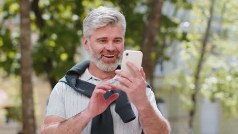 Hombre-Feliz-Usa-Teléfono-Inteligente-Móvil-Celebrando-Ganar-Buen-Mensaje-Noticias-Lotería-Jackpot-Casino-Aplicación-Victoria