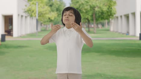 Niño-Indio-Feliz-Haciendo-Ejercicio-De-Inhalación-Y-Exhalación-En-El-Parque
