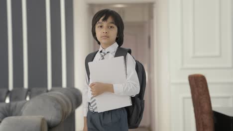 Retrato-De-Un-Niño-De-Escuela-Indio-De-Pie-Con-Libros