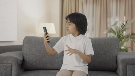 Niño-Indio-Enojado-Gritando-En-Videollamada