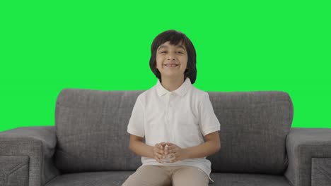 Niño-Indio-Feliz-Haciendo-Namaste-Pantalla-Verde