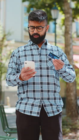 Schockierter-Mann-Versucht,-Online-Einkäufe-Mit-Smartphone-Zu-Bezahlen,-Gesperrte-Kreditkarte,-Geldmangel