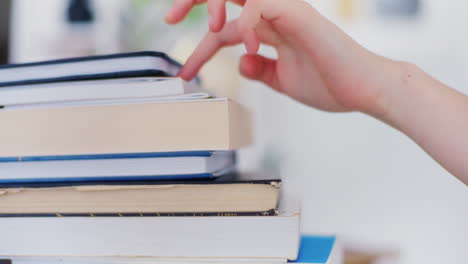 Un-Joven-Estudiante-Sube-Entre-La-Cantidad-De-Libros,-Una-Representación-Simbólica-De-La-Educación-Y-El-Desarrollo