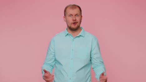 Tourist-stylish-man-in-shirt-showing-thumbs-up-and-nodding-in-approval,-successful-good-work