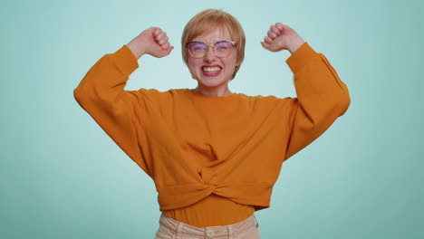 Mujer-Joven-Feliz-Celebrando-El-éxito,-Ganando,-Cumpleaños,-Logro-Del-Objetivo-Del-Premio-Mayor-De-Lotería,-Buenas-Noticias