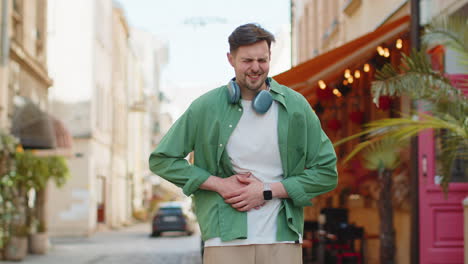 Hombre-Turista-Sensación-Repentina-Fuerte-Dolor-De-Estómago-Abdominal-Diarrea-Problema-De-Gastritis-En-Las-Calles-De-La-Ciudad