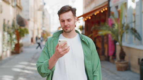 Hombre-Feliz-Usando-Un-Teléfono-Inteligente-Móvil-Celebrando-Ganar-Buenas-Noticias,-Victoria-Del-Premio-Mayor-Del-Casino-De-Lotería