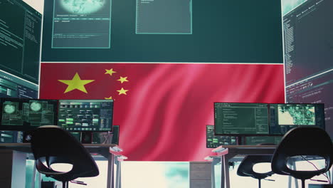 Leerer-Cybersicherheitsraum-Mit-Präsentation-Einer-Chinesischen-Flagge-Auf-Einer-Großen-Leinwand